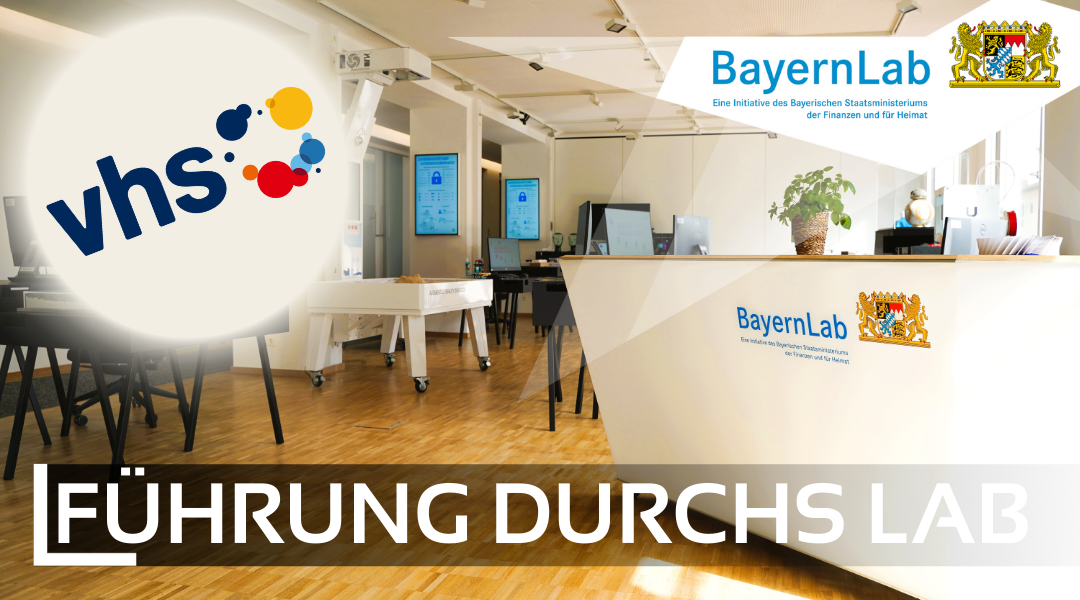 Zu sehen ist der Ausstellungsraum des BayernLab Starnbergs mit einem 3D-Drucker im Hintergrund, dem Sandkasten der erweiterten Realität und vielen anderen Ausstellungsstücken. Das VHS Logo, sowie die Überschrift: Führung durchs Lab ist zu sehen.